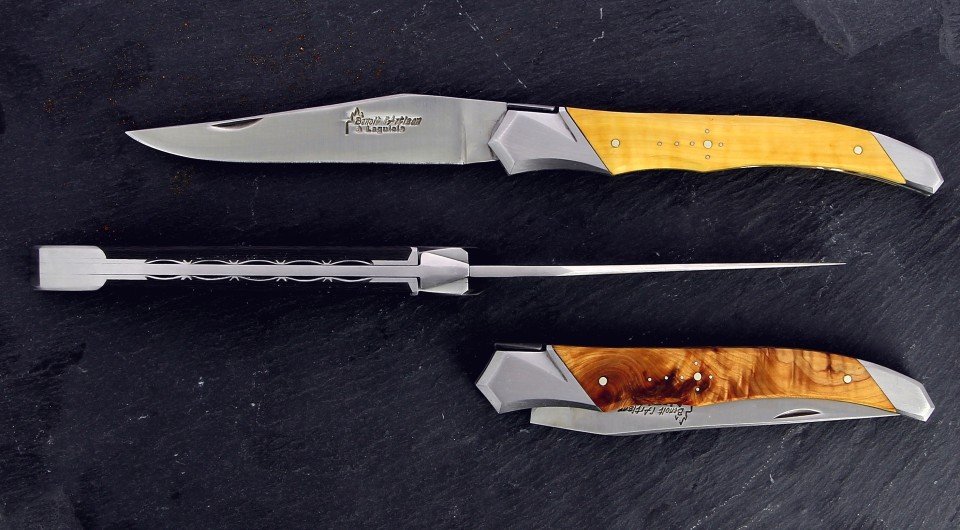 Benoit l'Artisan  Couteau de Laguiole pliant avec tire-bouchon, doubles  platines, 12 cm, manche en pistachier, mitres inox brossées